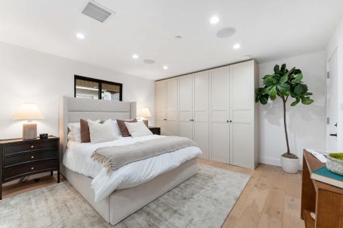 Modern Spacious 3BR Residence, Game room, Parking in Los Angeles, USA