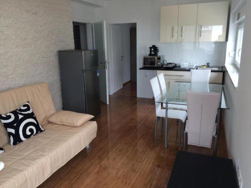 Modern eingerichtete Ferienwohnung für Familien oder Freundesgruppen mit Balkon, zentral am Meer gel