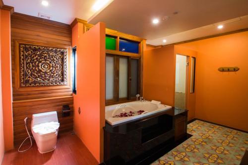 room detail thumbnail 2