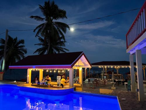 Quầy bar/Pub, Tropical Paradise Express in Caye Caulker