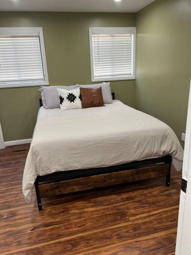 Red Door 2 Bed 2 bath hot tub jacuzzi fireplace in Big Bear Lake, USA