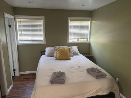Red Door 2 Bed 2 bath hot tub jacuzzi fireplace in Big Bear Lake, USA