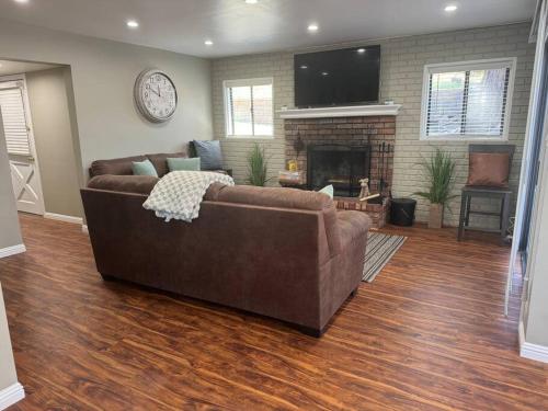Red Door 2 Bed 2 bath hot tub jacuzzi fireplace in Big Bear Lake, USA