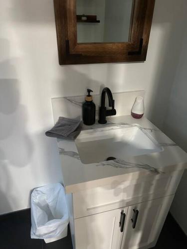 Red Door 2 Bed 2 bath hot tub jacuzzi fireplace in Big Bear Lake, USA