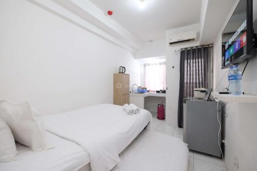 Simply Look Studio at Mont Blanc Bekasi Apartment By Travelio - image 5