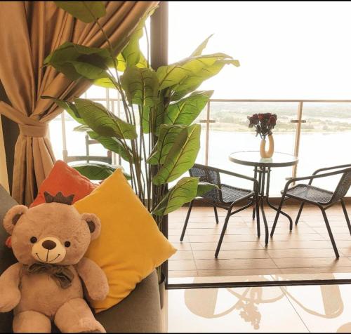 seaview beach4-13pax ksl CIQ midvalley johor bahru