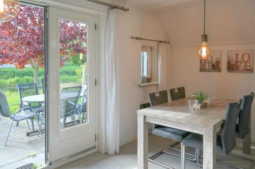 Ferienhaus Lillian mit großer Terrasse in Dongeradeel