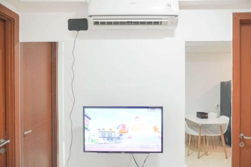 Modern and Homey 2BR at MT Haryono Square Apartment By Travelio