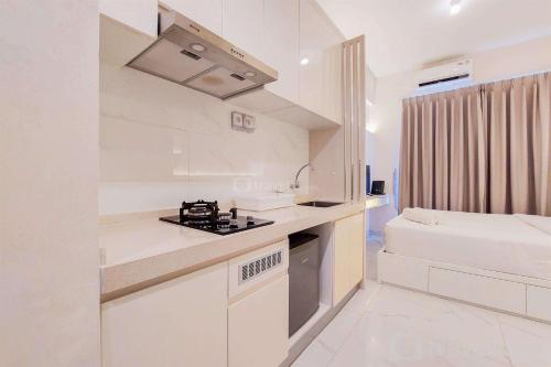Comfy Designed and Modern Studio at Sky House BSD Apartment By Travelio, Tangerang