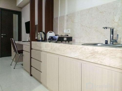 1BR with Cozy Design at Uttara The Icon Apartment By Travelio, Kejayan (fotografie 2)