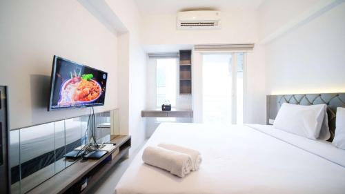Simple and Cozy Studio at Tanglin Supermall Mansion Apartment By Travelio, Surabaja