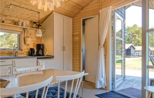 bucătărie, 2 Bedroom Amazing Home In Nexø in Snogebaek