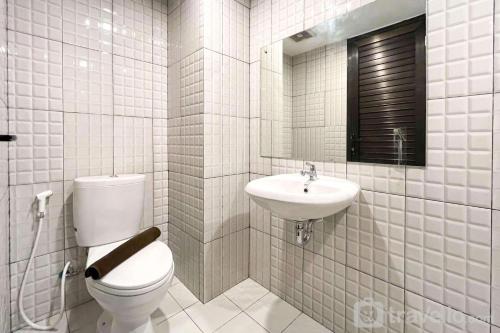 Studio Apartment room in Simply Look Studio at 21st Floor De Prima Apartment By Travelio