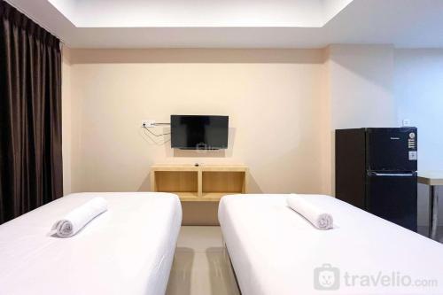 Simply Look Studio at 21st Floor De Prima Apartment By Travelio - image 4