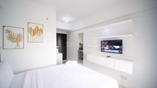 Well Furnished and Homey Studio (No Kitchen) Apartment at Suncity Residence By Travelio - image 4