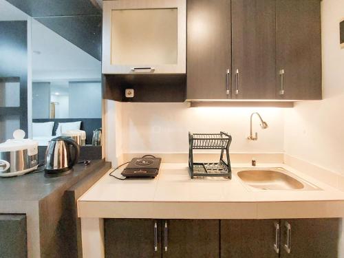 Studio Apartment room in Homey and Warm Studio Apartment at Mansyur Residence By Travelio