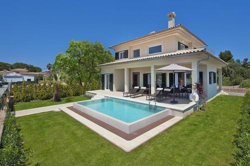 Modernes Ferienhaus in Alcdia mit Grill und Terrasse