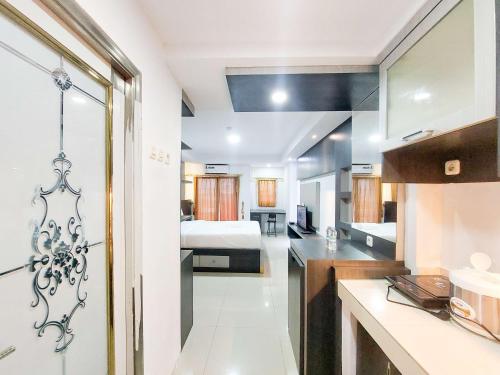Homey and Warm Studio Apartment at Mansyur Residence By Travelio - image 4