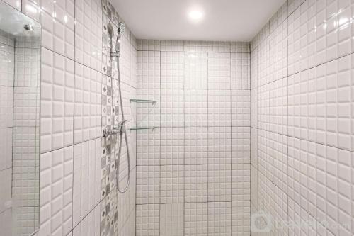 Minimalist Studio at De Prima Apartment Medan By Travelio - image 5