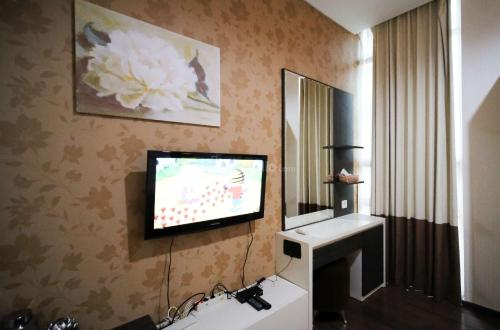 Best Location and Tidy 2BR Apartment at Trillium Residence By Travelio - image 4