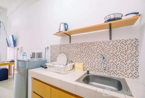 Great Deal Studio at Dave Apartment near Campus By Travelio, Depok