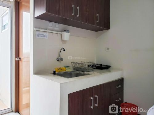 kuhinja, Warm and Cozy Studio at Cinere Resort Apartment By Travelio in Sukmajaya