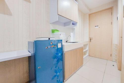 Kitchen, Simply Look and Comfort Studio Tree Park City BSD Apartment By Travelio in Kelapa Dua