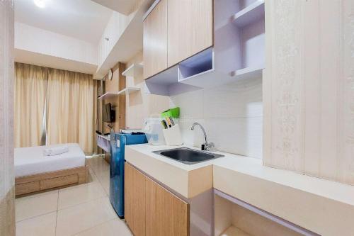 Kitchen, Simply Look and Comfort Studio Tree Park City BSD Apartment By Travelio in Kelapa Dua