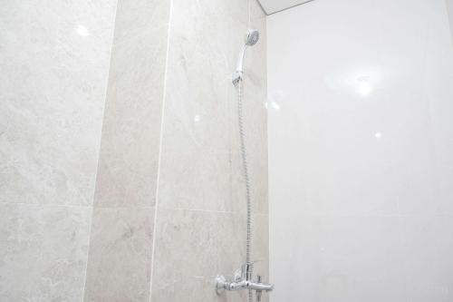 Nice and Elegant Studio at Transpark Cibubur Apartment By Travellio