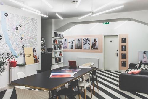 Hol, The Magazine Hotel near Piaţa Vörösmarty