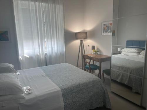 Milano City centre PORTA ROMANA SUITE with FREE PARKING GARAGE - newly COZY 2 bedrooms apartment with 2 bathrooms living room fully equipped kitchen and washing machine Smart tv - SUBWAY METRO 3 stops to Duomo, Milán (fotografie 4)