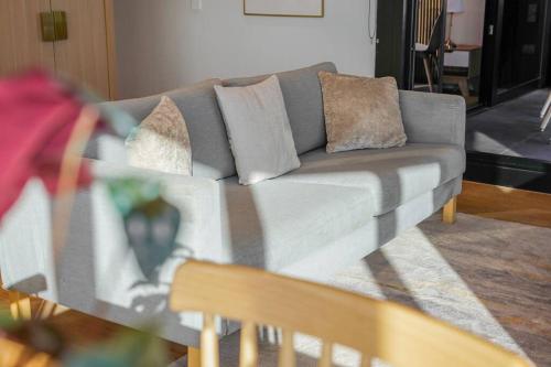 Light & lofty Uninterrupted 180 degree View 2B2B1C