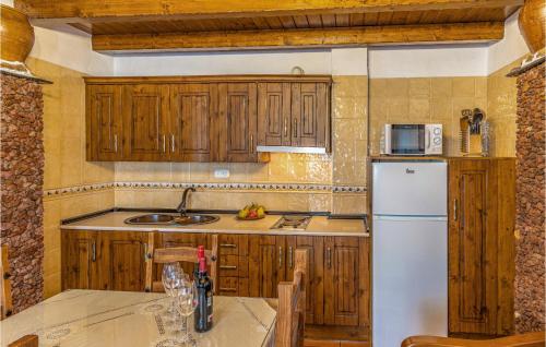 virtuve, Awesome Home In Mecina Bombarón (Awesome Home In Mecina Bombaron) in Alpujarra De La Sierra