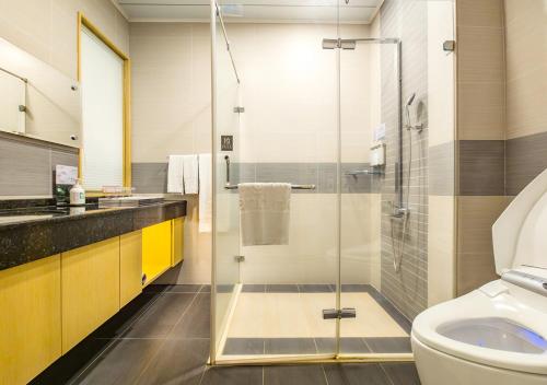 Standard Quadruple Room image 8