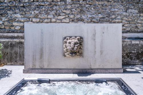 Le Pavillon M, Piscine et Spa au pied du château, Petit-Déjeuner inclus, Parking privé – Grignan, WV