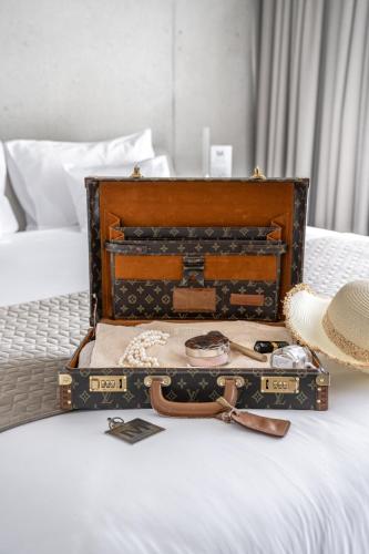 Le Pavillon M, Piscine et Spa au pied du château, Petit-Déjeuner inclus, Parking privé – Grignan, WV