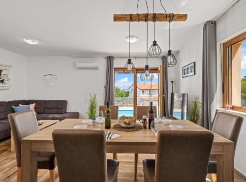 Iekārtas, Holiday Home Mlacic - Three Bedroom Holiday Home with Pool in Radmani