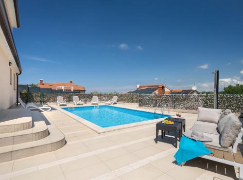 Peldbaseins, Holiday Home Mlacic - Three Bedroom Holiday Home with Pool in Radmani