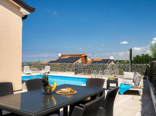 Peldbaseins, Holiday Home Mlacic - Three Bedroom Holiday Home with Pool in Radmani