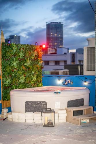 2Bedroom 2Bath with Private Rooftop&Jacuzzi1block from beach - image 11
