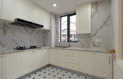 EHUB - City View Apt in Xintiandi Area with French Design Spacious 3Bedroom, Shanghai (photo 6)