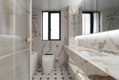 EHUB - City View Apt in Xintiandi Area with French Design Spacious 3Bedroom, Shanghai (photo 11)