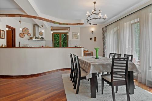 Comida y bebida, Wine Cellar Villa with Beautiful Garden in Sinaia - Busteni in Poiana Tapului