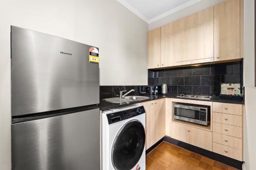 Melbourne City Suites Room Type - Deluxe King Studio