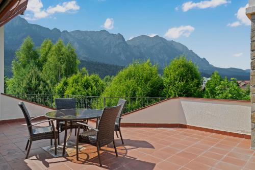 Terraza/balcón, Wine Cellar Villa with Beautiful Garden in Sinaia - Busteni in Poiana Tapului