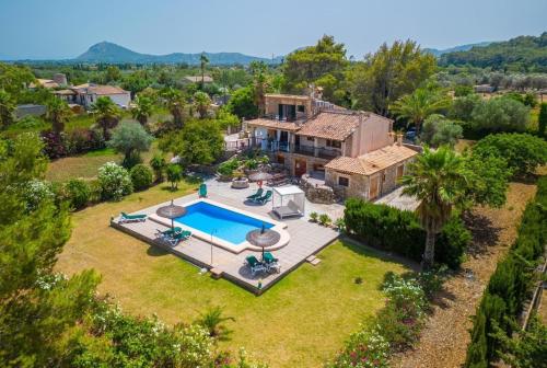 Grosses, komfortables Landhaus aus Stein auf drei Ebenen gebaut in بولينكا