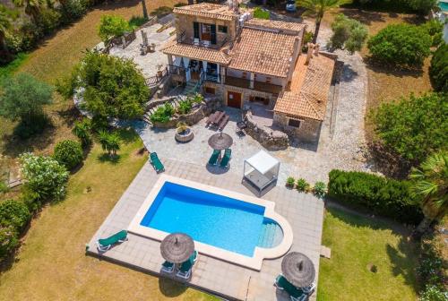 Grosses, komfortables Landhaus aus Stein auf drei Ebenen gebaut in بولينكا