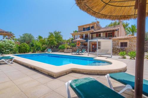 Grosses, komfortables Landhaus aus Stein auf drei Ebenen gebaut in بولينكا