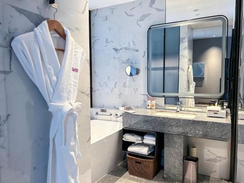 Crowne Plaza Xiamen Jimei Seaview by IHG-Free Mini Bar