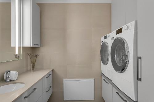 Deluxe Two-Bedroom Apartment with 2 Bathrooms image 8